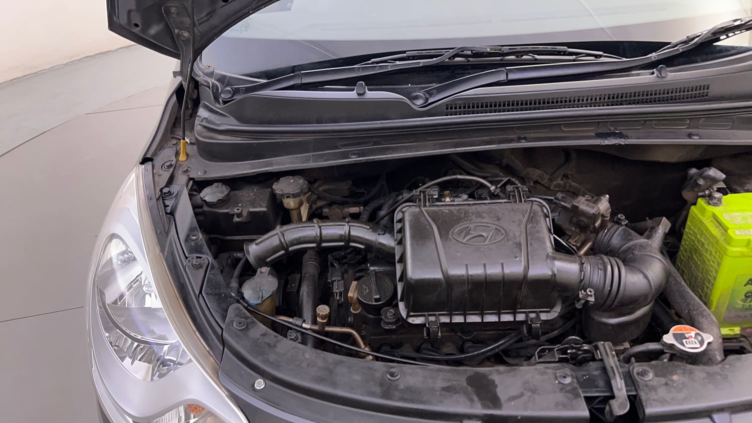 Used 2015 Hyundai i10 Sportz 1.1 iRDE2 Petrol Manual engine ENGINE RIGHT SIDE HINGE & APRON VIEW