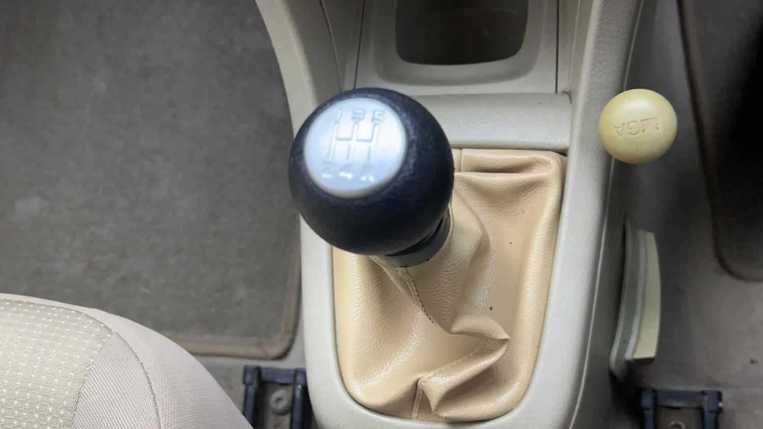 Used 2015 Maruti Suzuki Swift Dzire LXI (O) Petrol Manual interior GEAR  KNOB VIEW