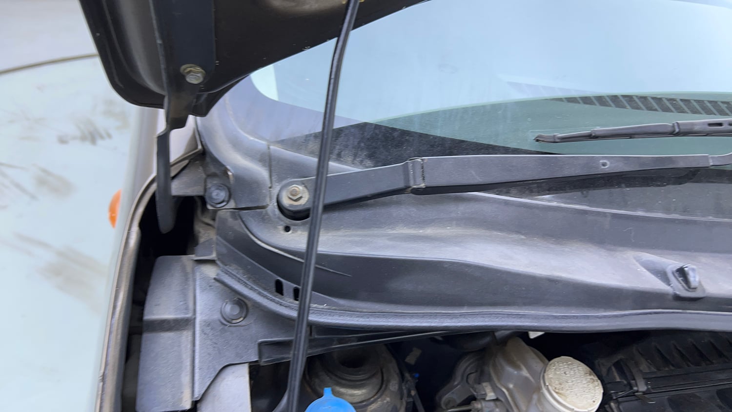 Used 2014 Maruti Suzuki Wagon R VXI Petrol Manual engine ENGINE RIGHT SIDE HINGE & APRON VIEW