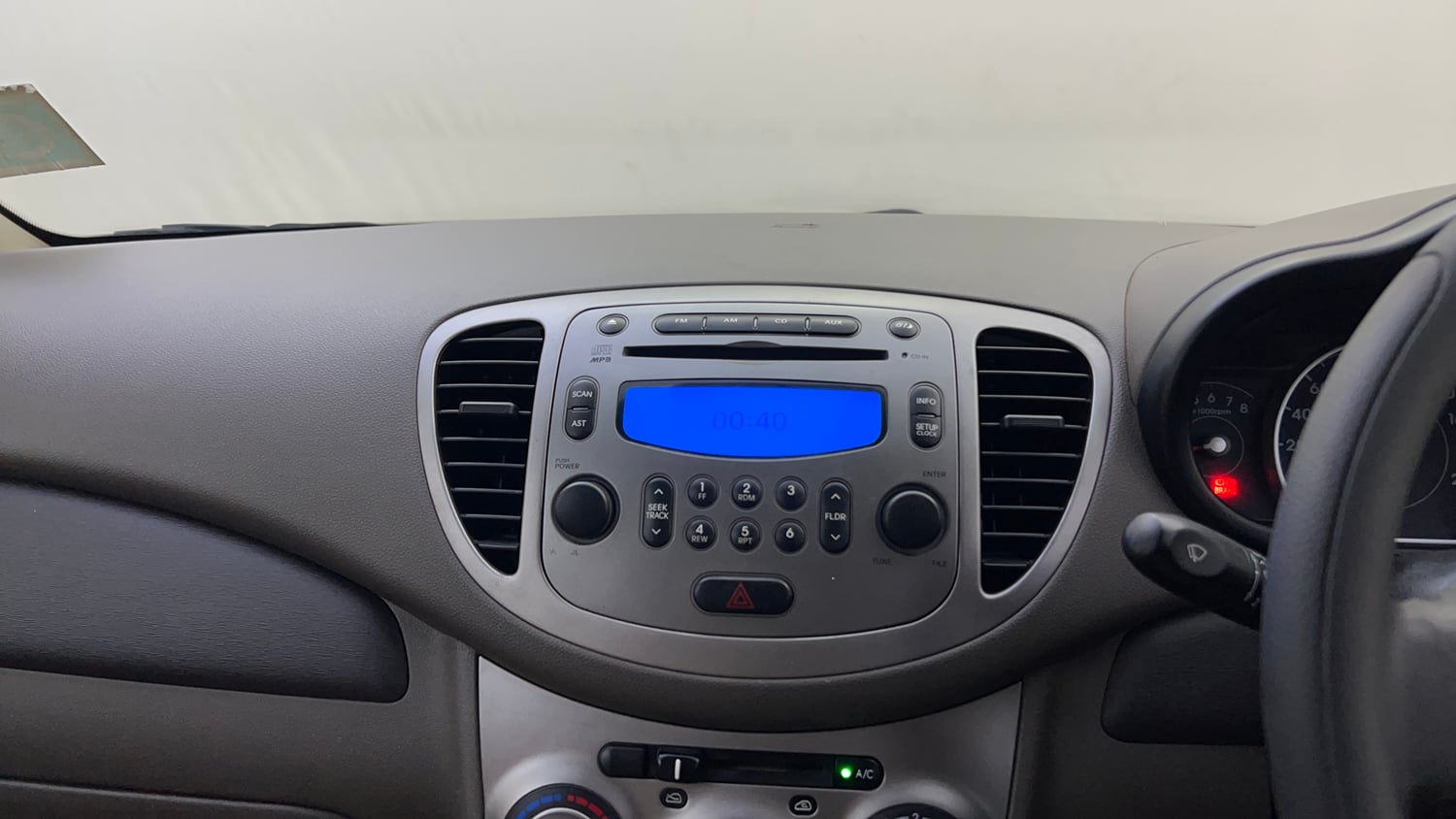 Used 2015 Hyundai i10 Sportz 1.1 iRDE2 Petrol Manual top_features Integrated (in-dash) music system