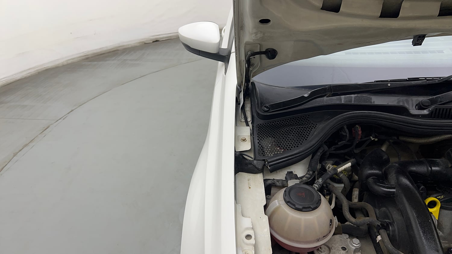 Used 2020 Volkswagen Ameo Trendline 1.0L (P) Petrol Manual engine ENGINE RIGHT SIDE HINGE & APRON VIEW