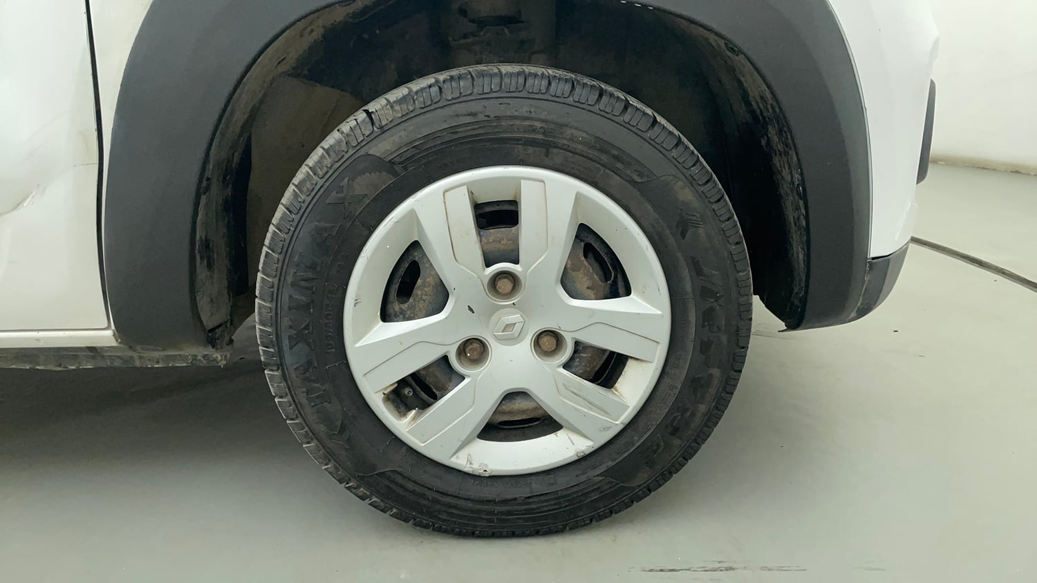 Used 2016 Renault Kwid RXT Petrol Manual tyres RIGHT FRONT TYRE RIM VIEW