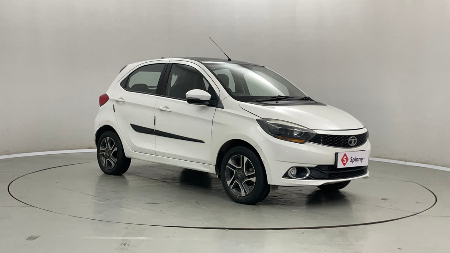 Used 2019 Tata Tiago Revotron XZ Plus Dual Tone Petrol Manual exterior RIGHT FRONT CORNER VIEW