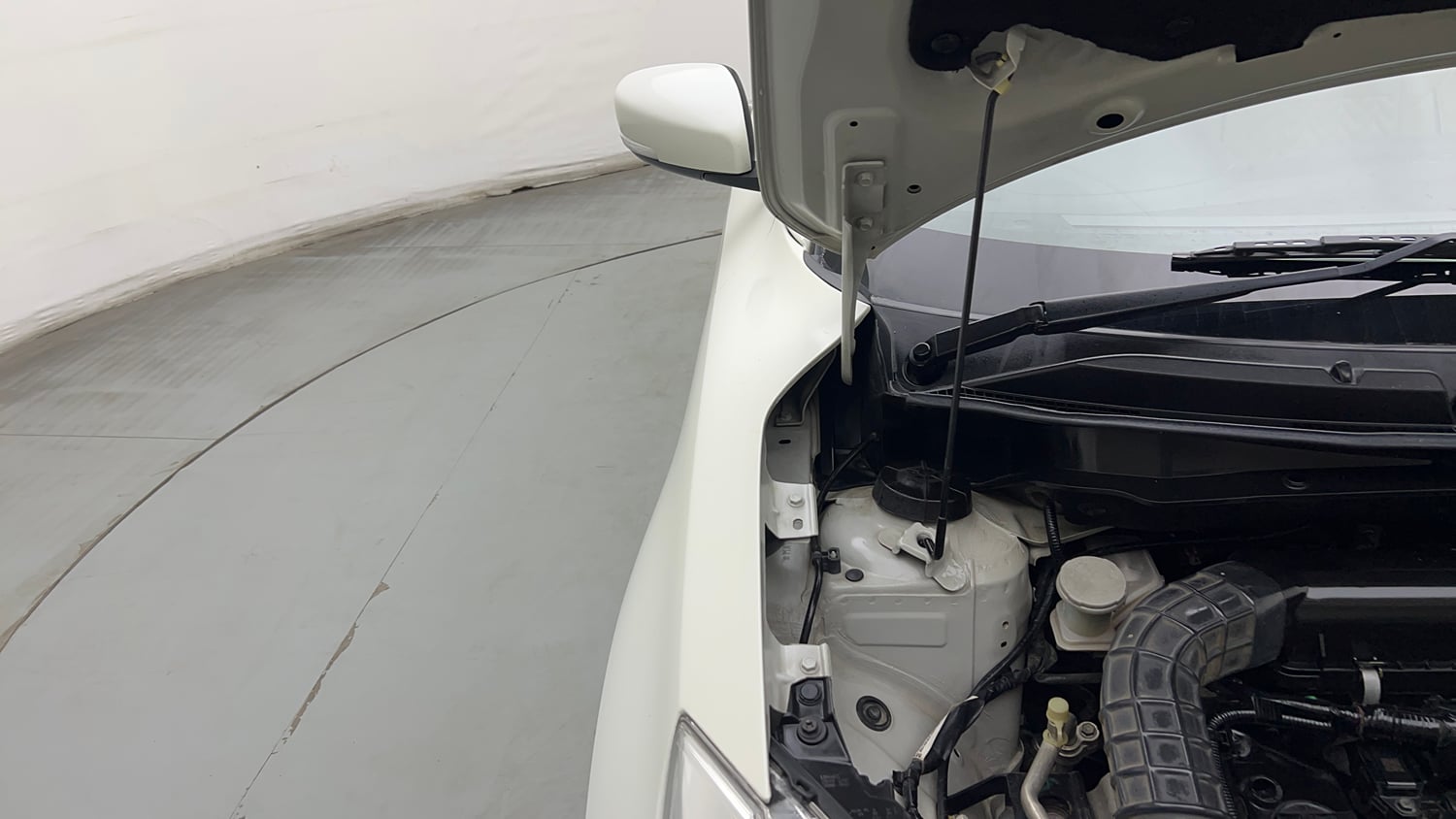 Used 2021 Maruti Suzuki Dzire VXi Petrol Manual engine ENGINE RIGHT SIDE HINGE & APRON VIEW