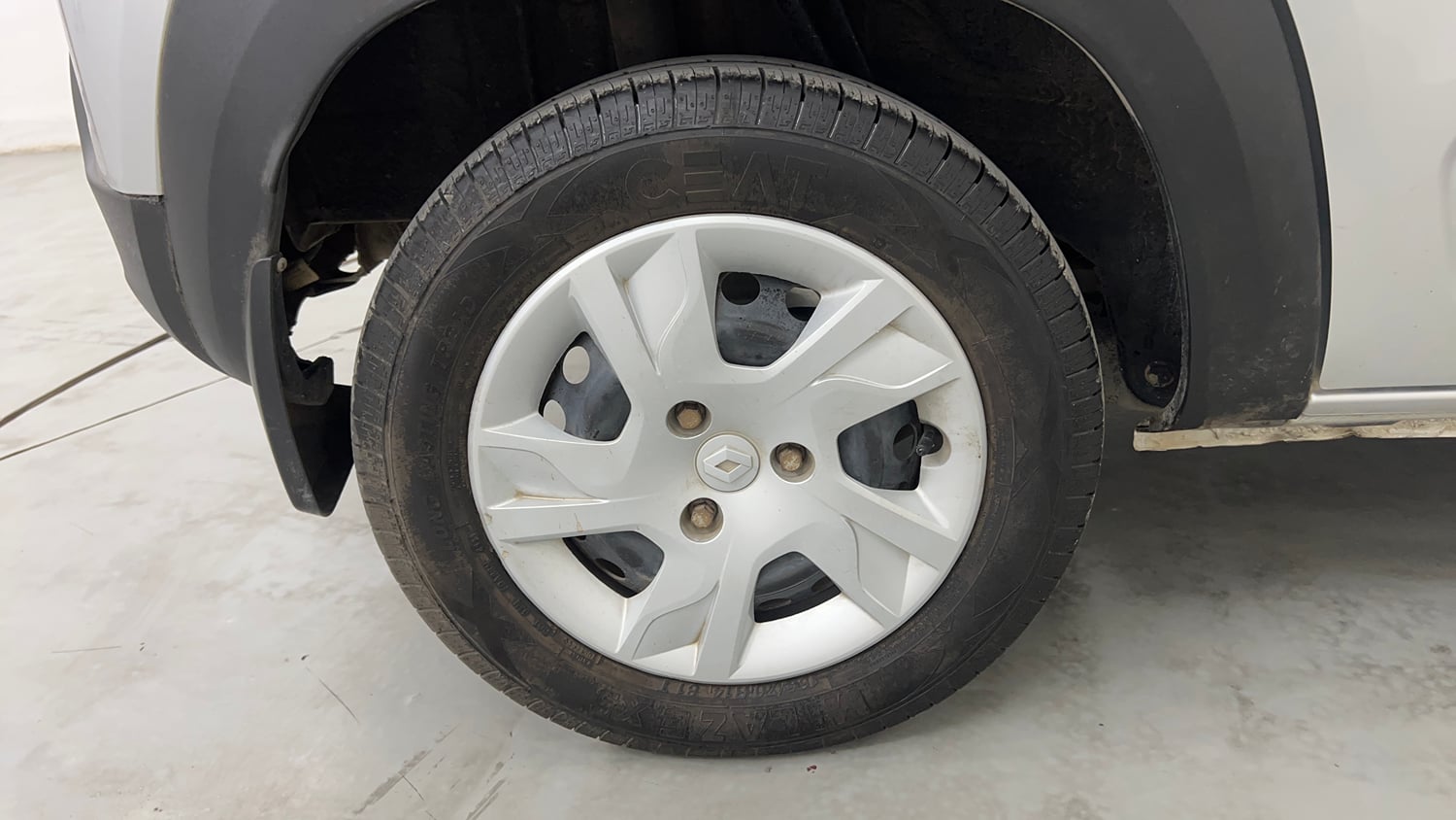 Used 2022 Renault Kwid RXT 1.0 (O) Petrol Manual tyres RIGHT REAR TYRE RIM VIEW