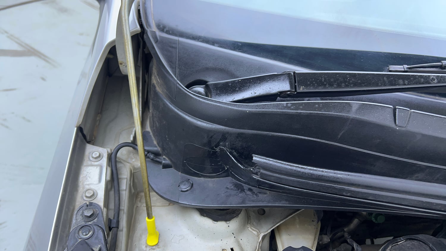 Used 2015 Hyundai Xcent S 1.2 Petrol Manual engine ENGINE RIGHT SIDE HINGE & APRON VIEW