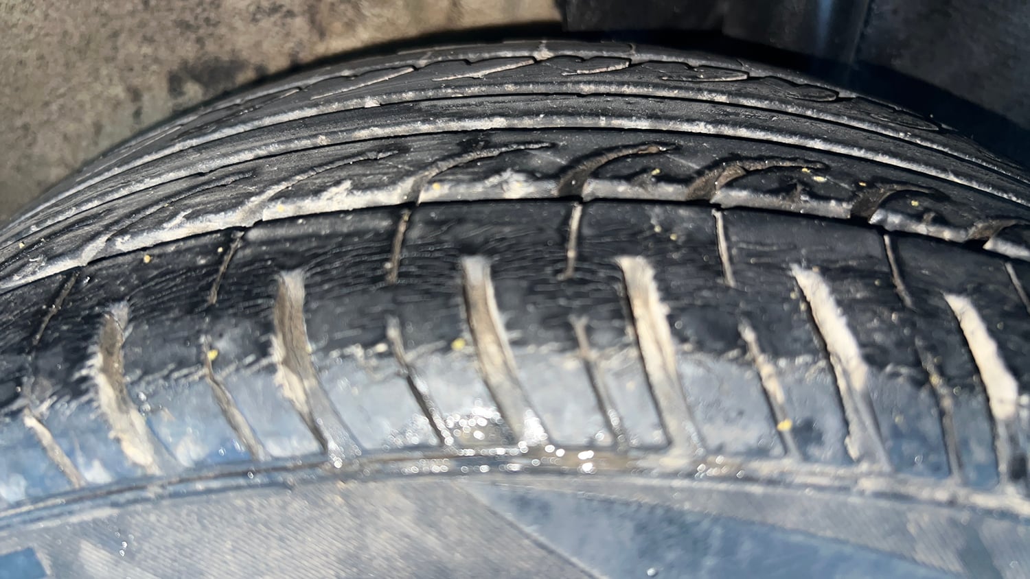Used 2012 Ford Figo Duratec Petrol ZXI 1.2 Petrol Manual tyres LEFT REAR TYRE TREAD VIEW