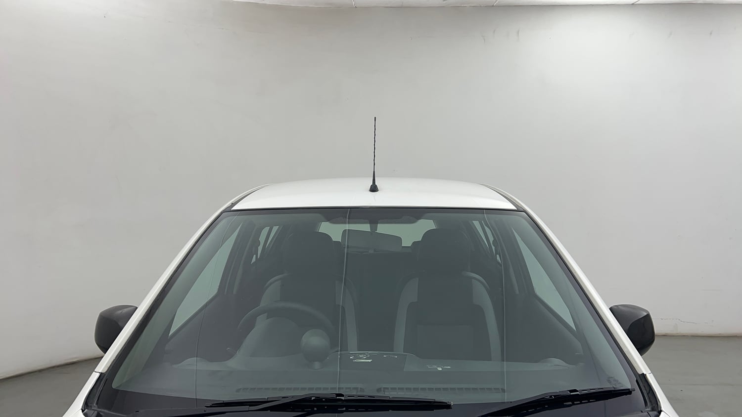 Used 2013 Maruti Suzuki Ritz Vxi BS-IV Petrol Manual exterior FRONT WINDSHIELD VIEW