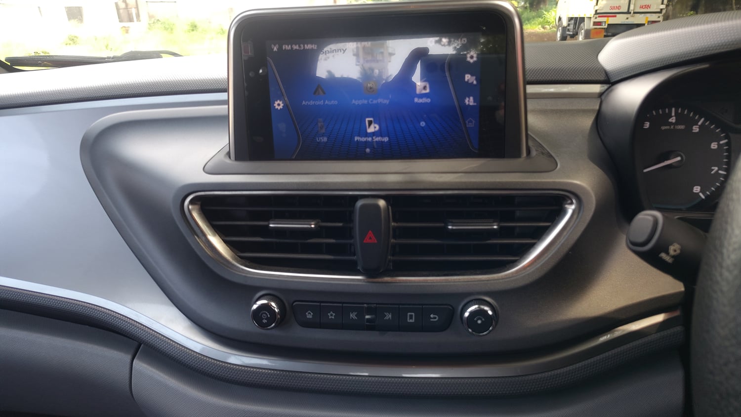 Used 2020 Tata Altroz XT Petrol Petrol Manual top_features Integrated (in-dash) music system