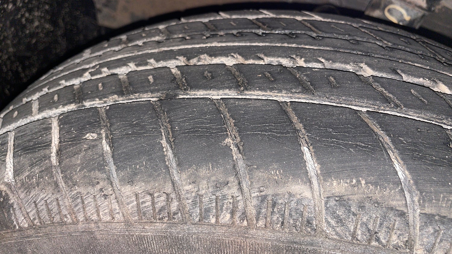 Used 2015 Maruti Suzuki Ritz Zxi BS-IV Petrol Manual tyres LEFT FRONT TYRE TREAD VIEW