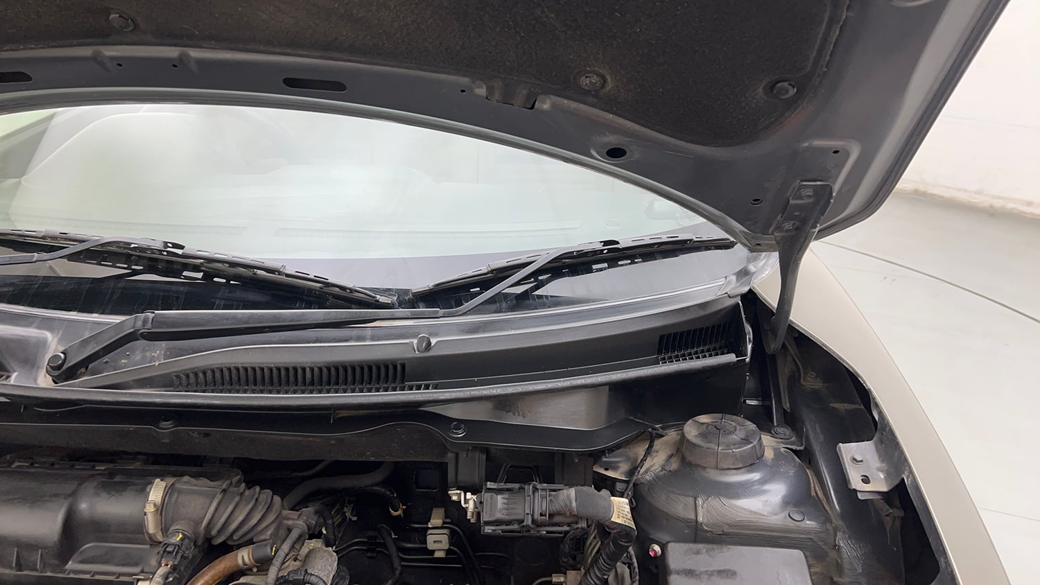Used 2018 Maruti Suzuki Dzire VXi AMT Petrol Automatic engine ENGINE LEFT SIDE HINGE & APRON VIEW