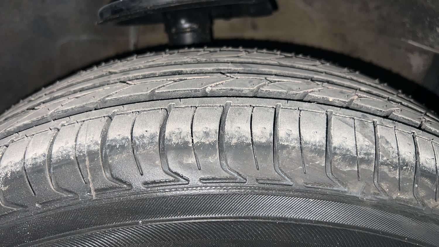 Used 2013 Maruti Suzuki Ritz Vxi BS-IV Petrol Manual tyres RIGHT FRONT TYRE TREAD VIEW