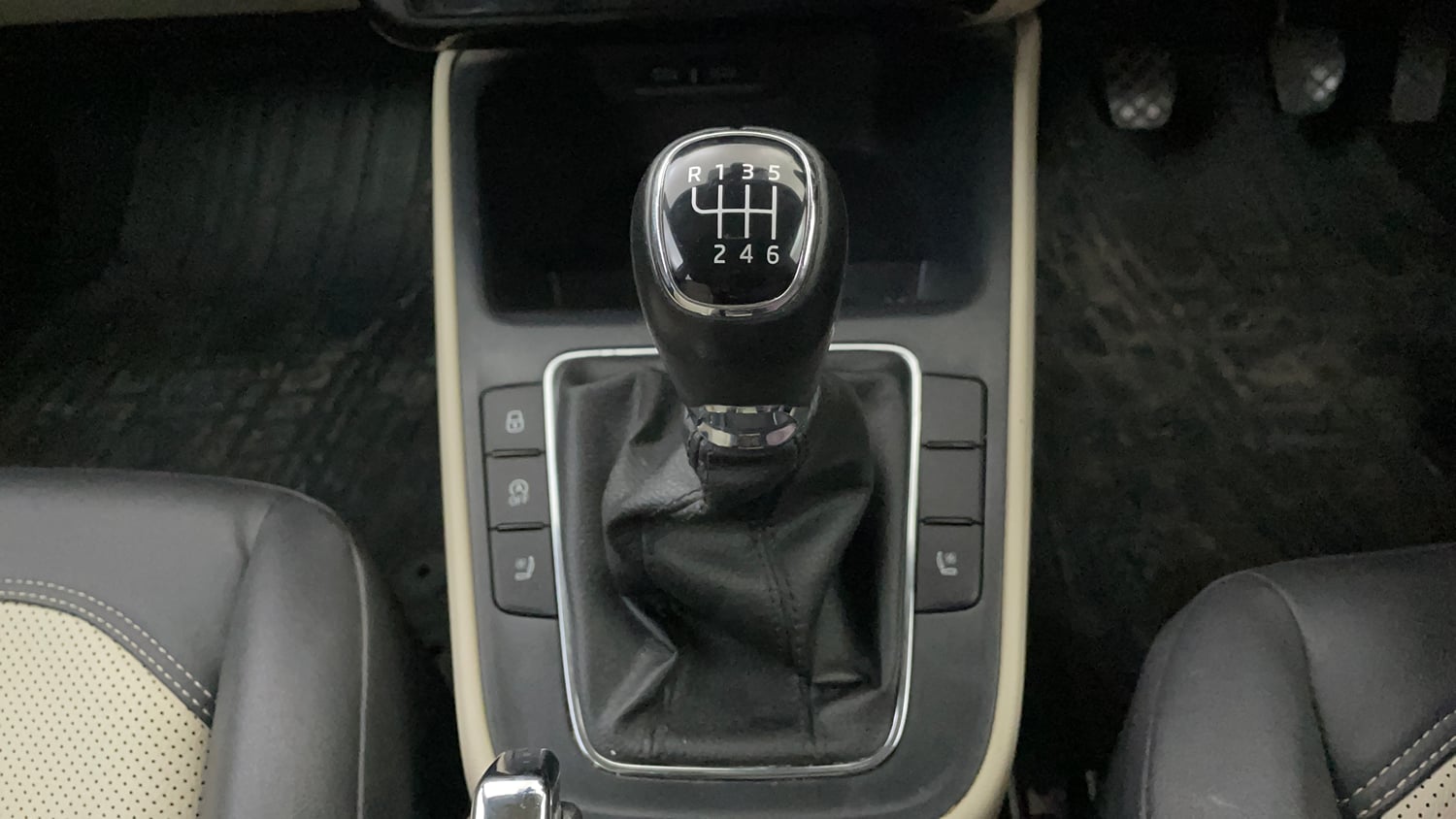 Used 2024 Skoda Slavia Style 1.0L TSI MT Petrol Manual interior GEAR  KNOB VIEW