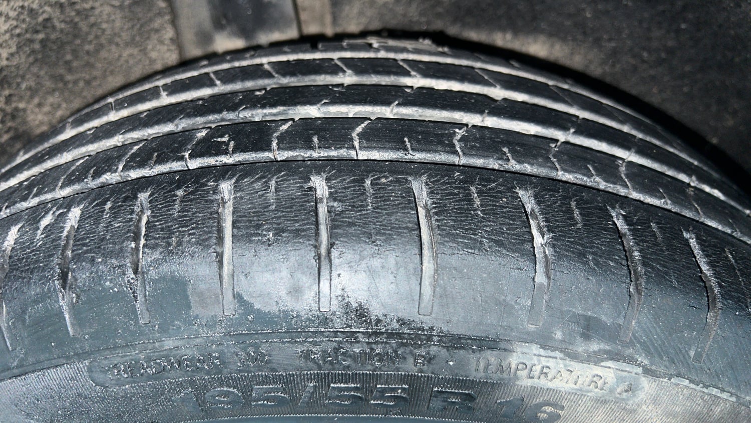 Used 2018 Maruti Suzuki Baleno Zeta 1.2 AT Petrol Automatic tyres RIGHT REAR TYRE TREAD VIEW