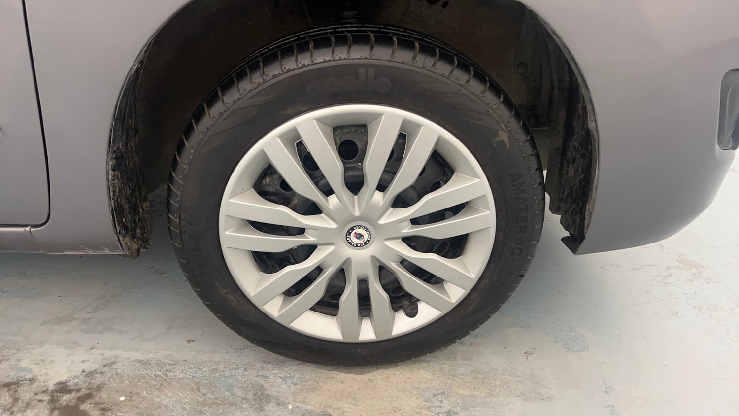 Used 2015 Maruti Suzuki Wagon R VXI Petrol Manual tyres RIGHT FRONT TYRE RIM VIEW