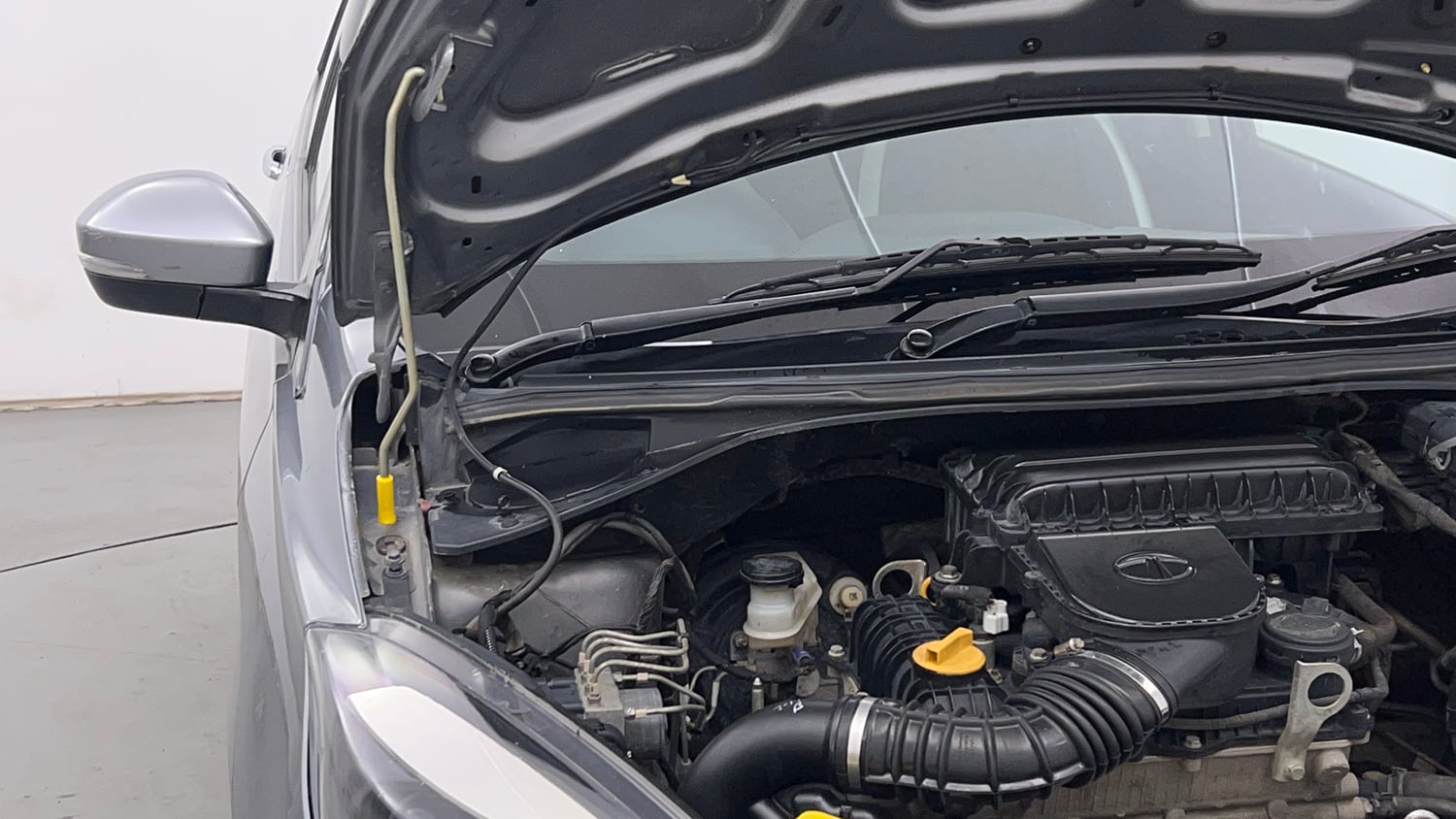 Used 2020 Tata Tiago Revotron XZ Plus Petrol Manual engine ENGINE RIGHT SIDE HINGE & APRON VIEW