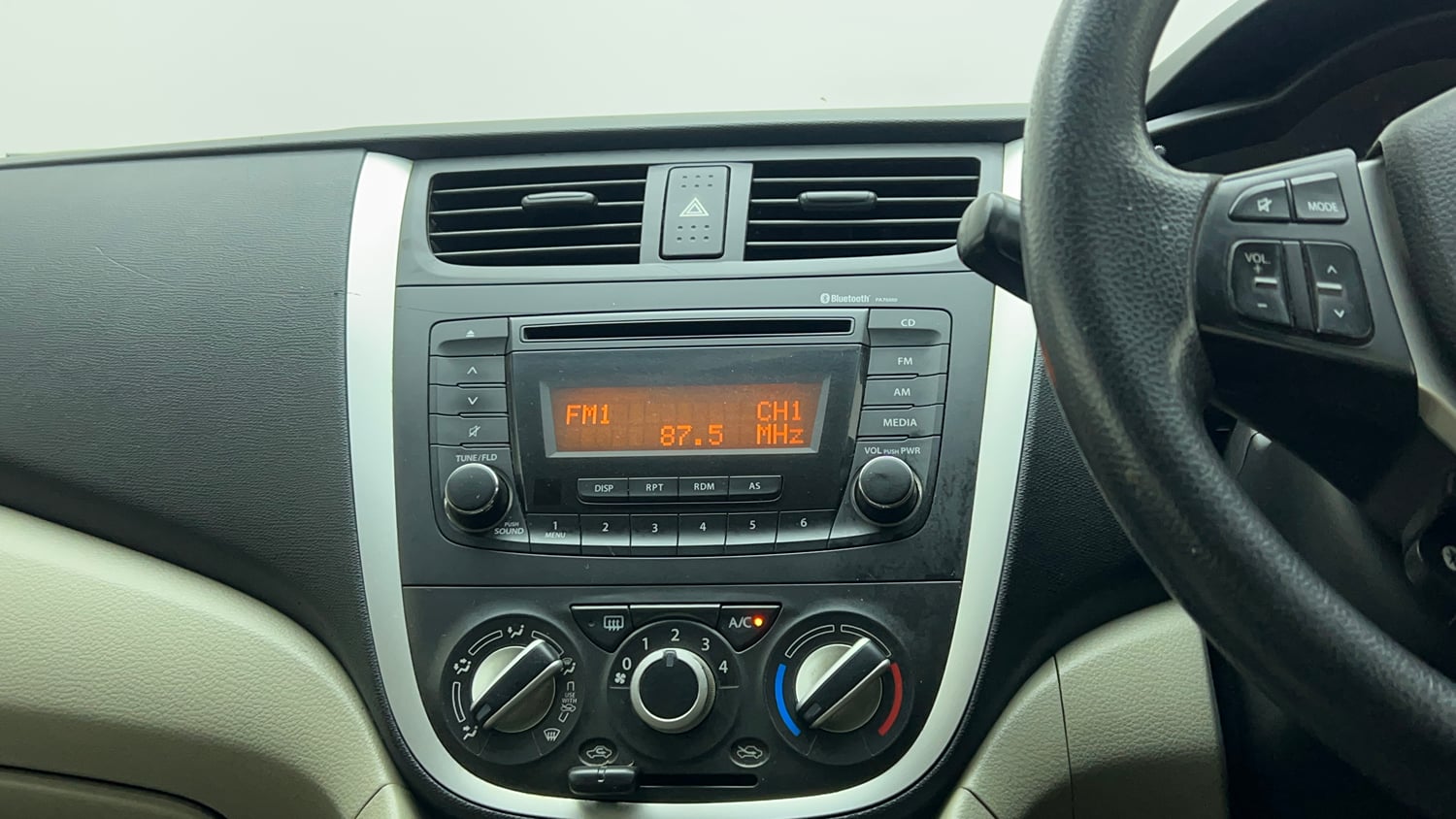Used 2017 Maruti Suzuki Celerio ZXi AMT Petrol Automatic top_features Integrated (in-dash) music system
