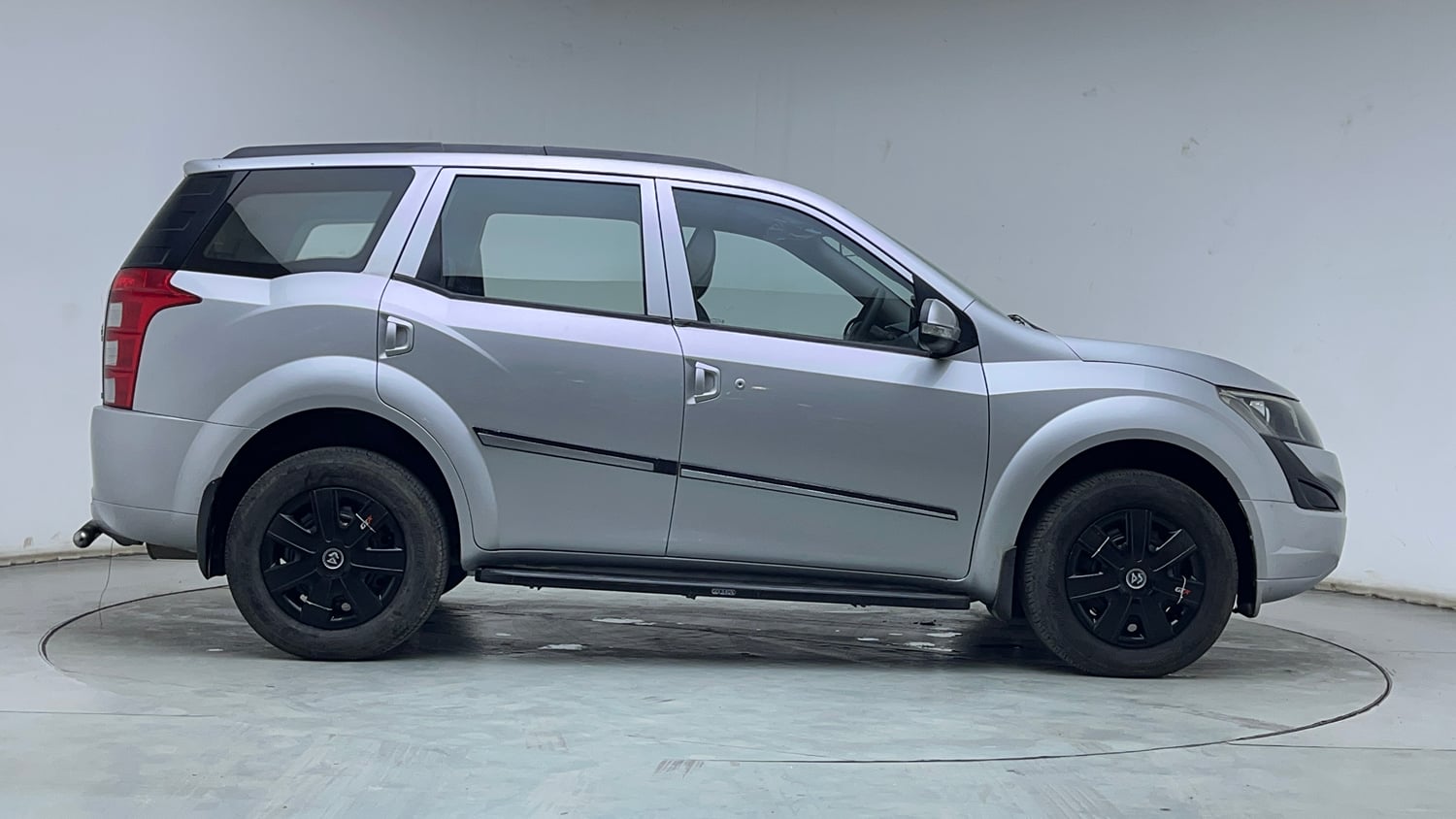 Used 2017 Mahindra XUV500 W4 Diesel Manual exterior RIGHT SIDE VIEW