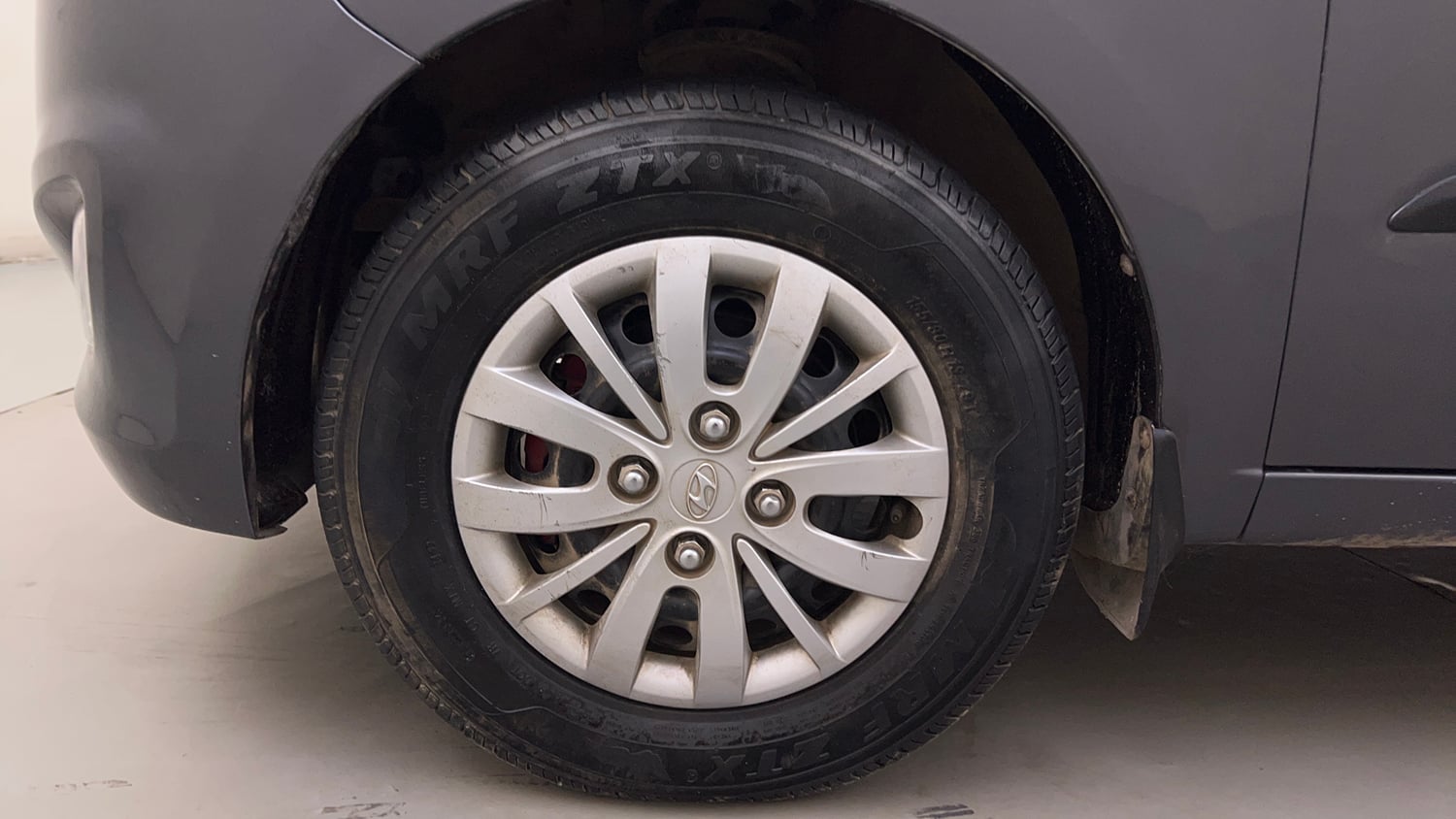 Used 2015 Hyundai i10 Sportz 1.1 iRDE2 Petrol Manual tyres LEFT FRONT TYRE RIM VIEW