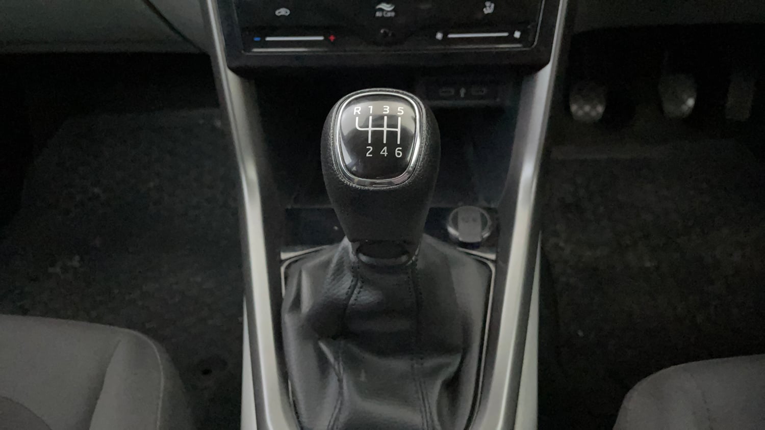 Used 2023 Skoda Kushaq Ambition 1.0L TSI MT Petrol Manual interior GEAR  KNOB VIEW
