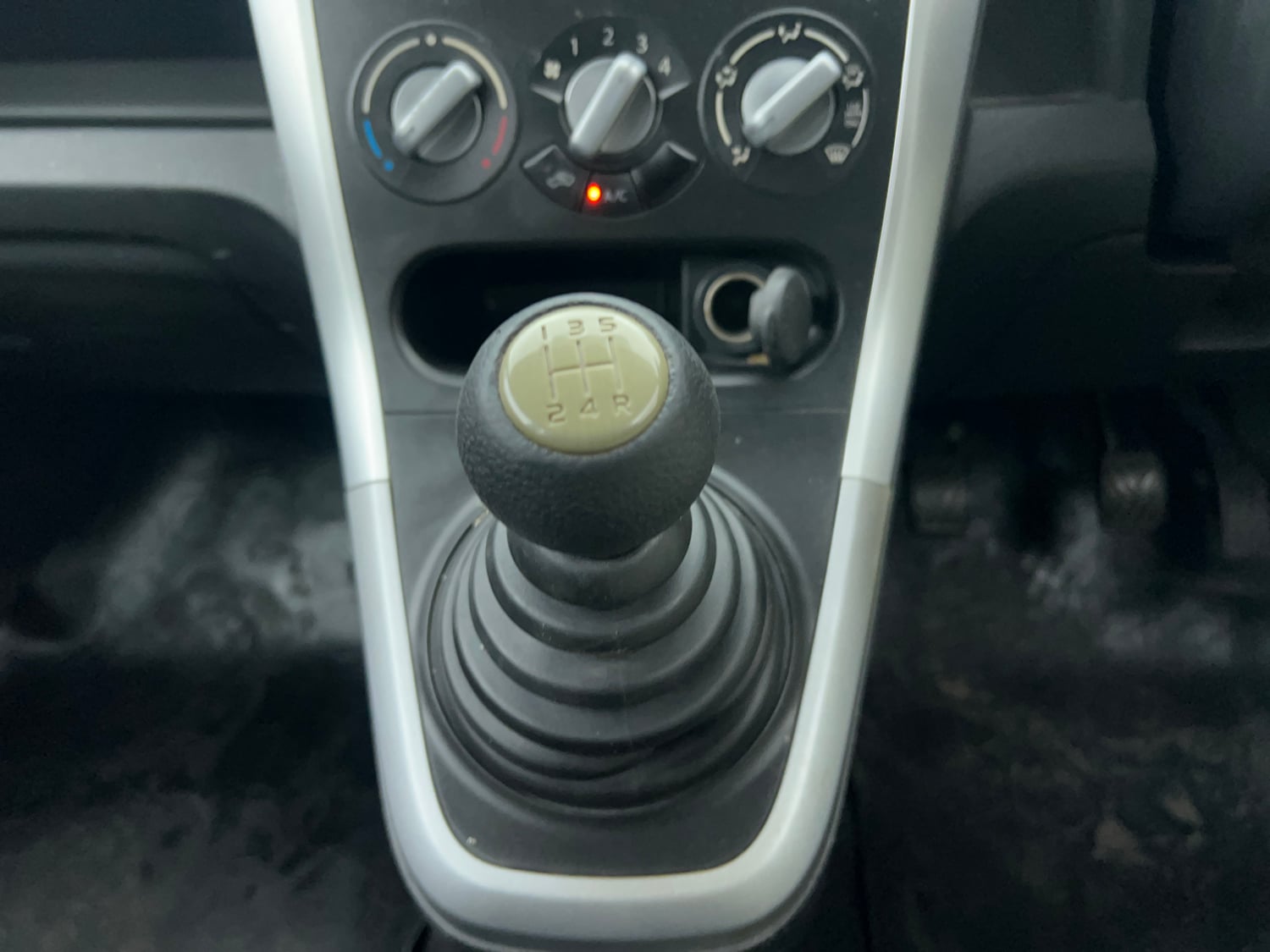 Used 2013 Maruti Suzuki Ritz Vxi BS-IV Petrol Manual interior GEAR  KNOB VIEW