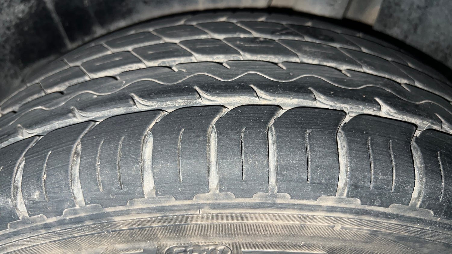 Used 2022 Maruti Suzuki XL6 Zeta MT Petrol Petrol Manual tyres LEFT REAR TYRE TREAD VIEW
