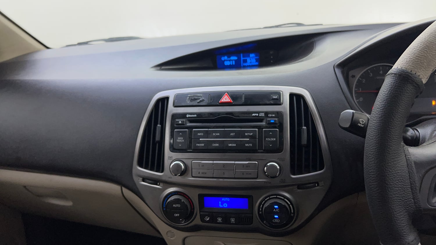 Used 2012 Hyundai i20 Sportz 1.2 Petrol Manual top_features Integrated (in-dash) music system