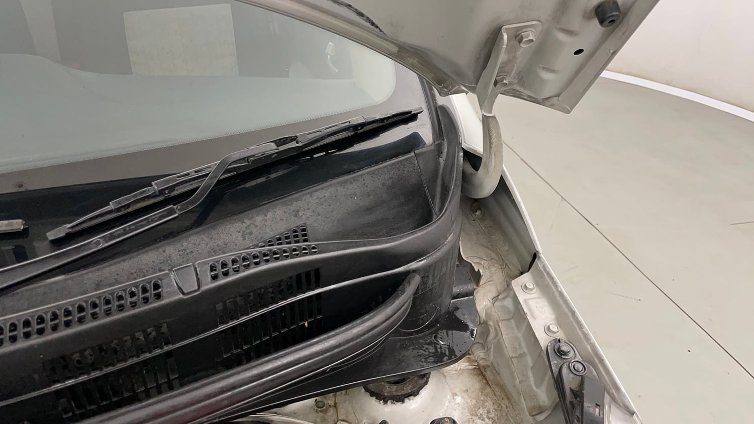 Used 2017 Hyundai Grand i10 Sportz 1.2 Kappa VTVT Petrol Manual engine ENGINE LEFT SIDE HINGE & APRON VIEW