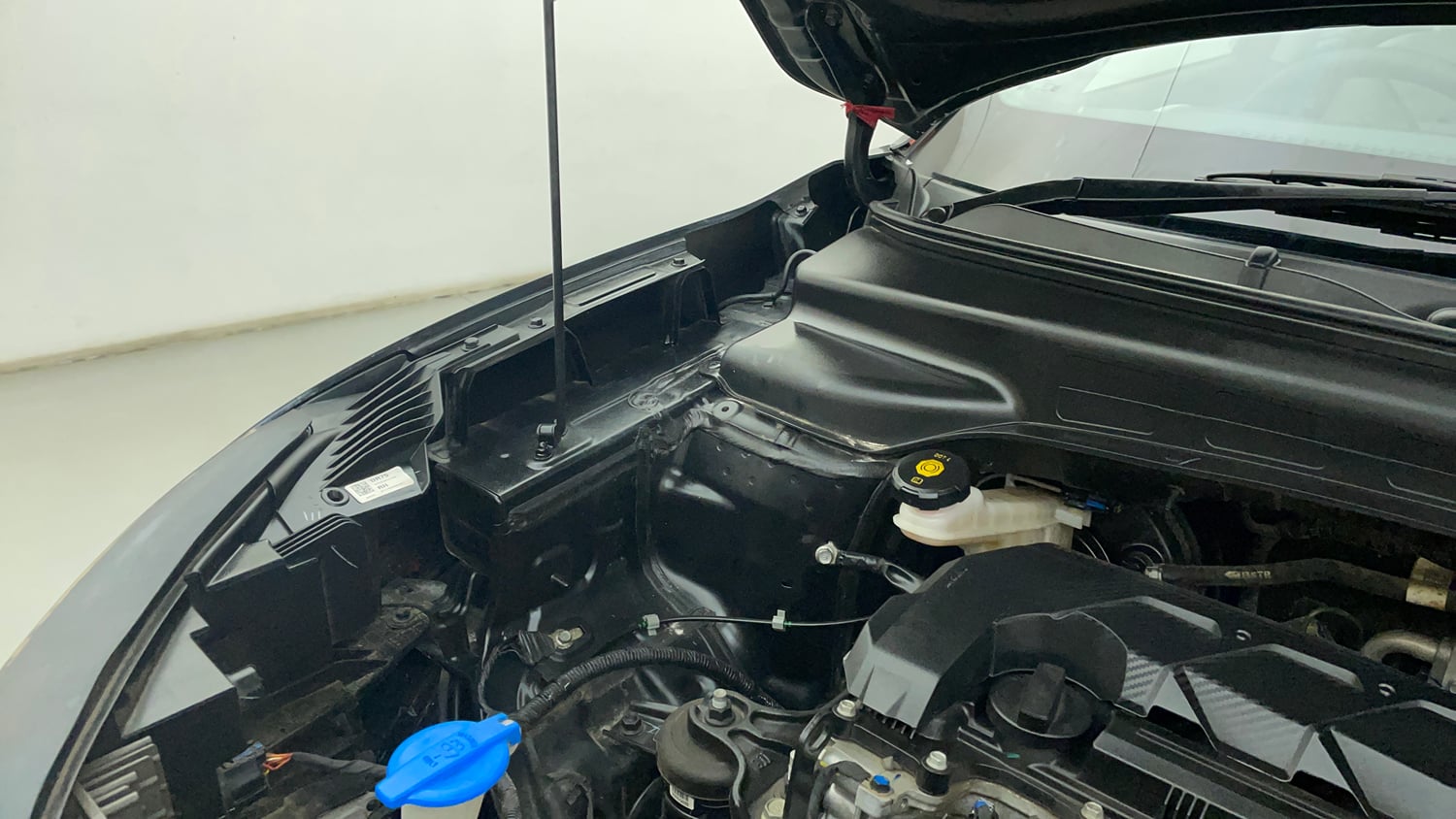 Used 2024 Hyundai Creta 1.5 MPi Petrol MT S(O) Petrol Manual engine ENGINE RIGHT SIDE HINGE & APRON VIEW