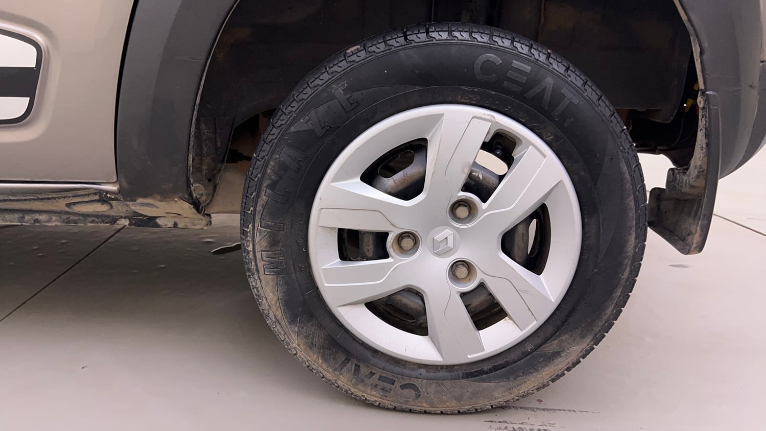 Used 2018 Renault Kwid 1.0 RXT AMT Opt Petrol Automatic tyres LEFT REAR TYRE RIM VIEW