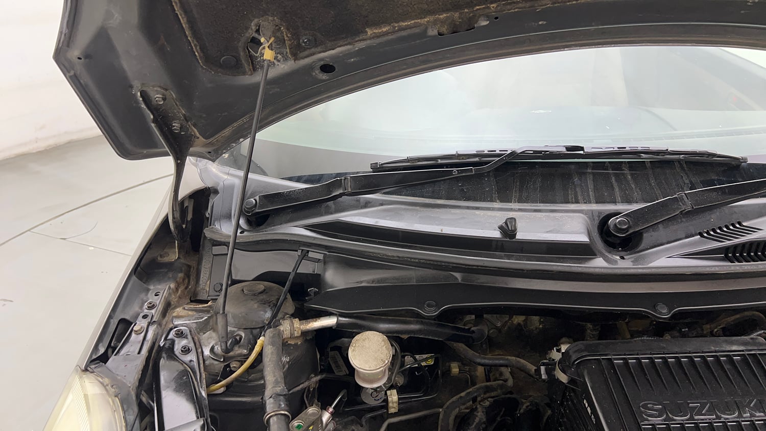 Used 2015 Maruti Suzuki Swift Dzire LXI (O) Petrol Manual engine ENGINE RIGHT SIDE HINGE & APRON VIEW
