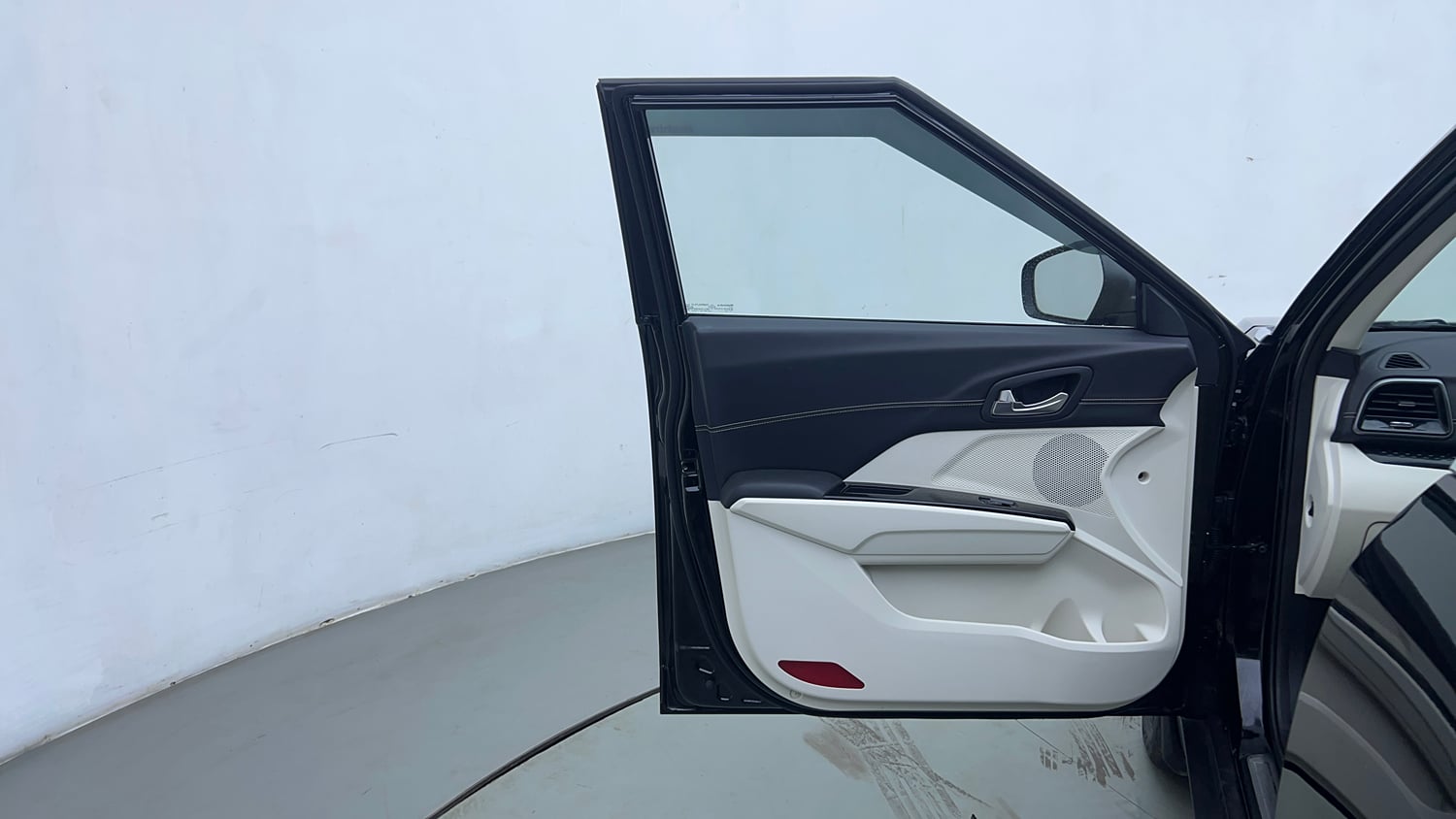 Used 2025 Mahindra XUV 3XO AX7 1.2 Petrol AT Petrol Automatic interior LEFT FRONT DOOR OPEN VIEW