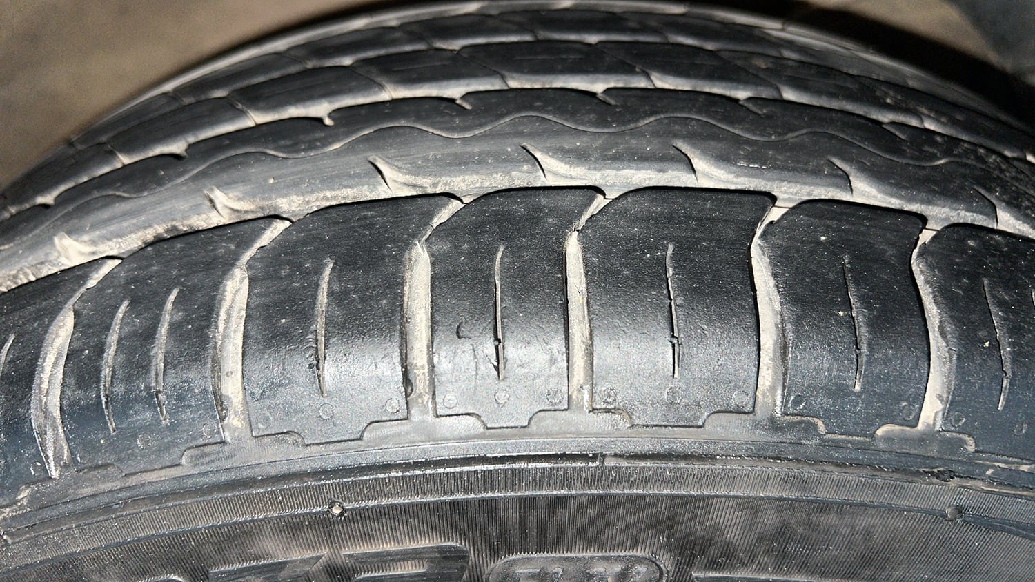 Used 2022 Maruti Suzuki XL6 Zeta MT Petrol Petrol Manual tyres RIGHT FRONT TYRE TREAD VIEW