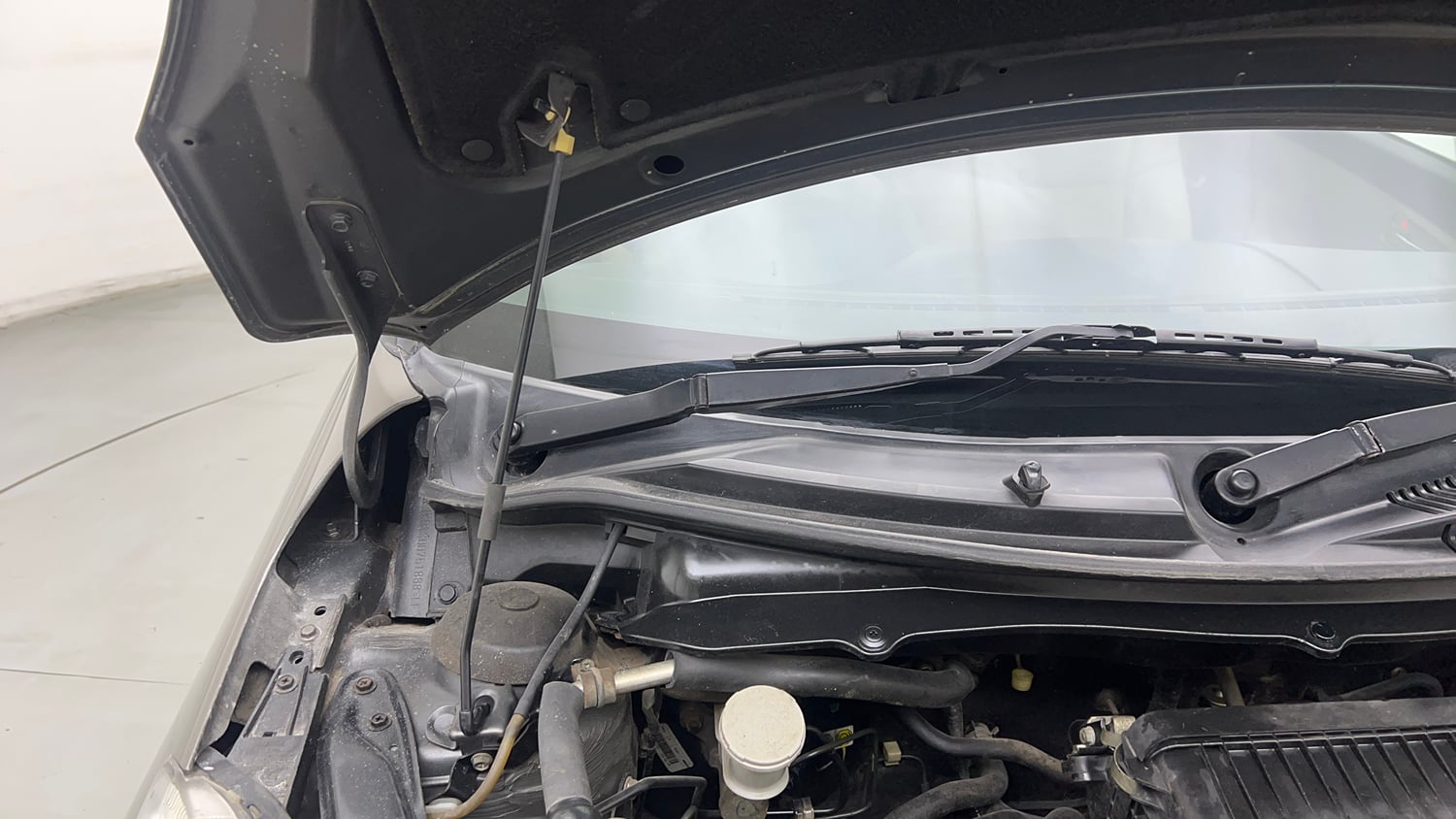 Used 2015 Maruti Suzuki Swift Dzire VXI Petrol Manual engine ENGINE RIGHT SIDE HINGE & APRON VIEW