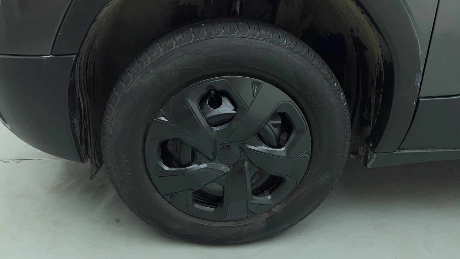 Used 2023 Tata Punch Pure MT Petrol Manual tyres LEFT FRONT TYRE RIM VIEW
