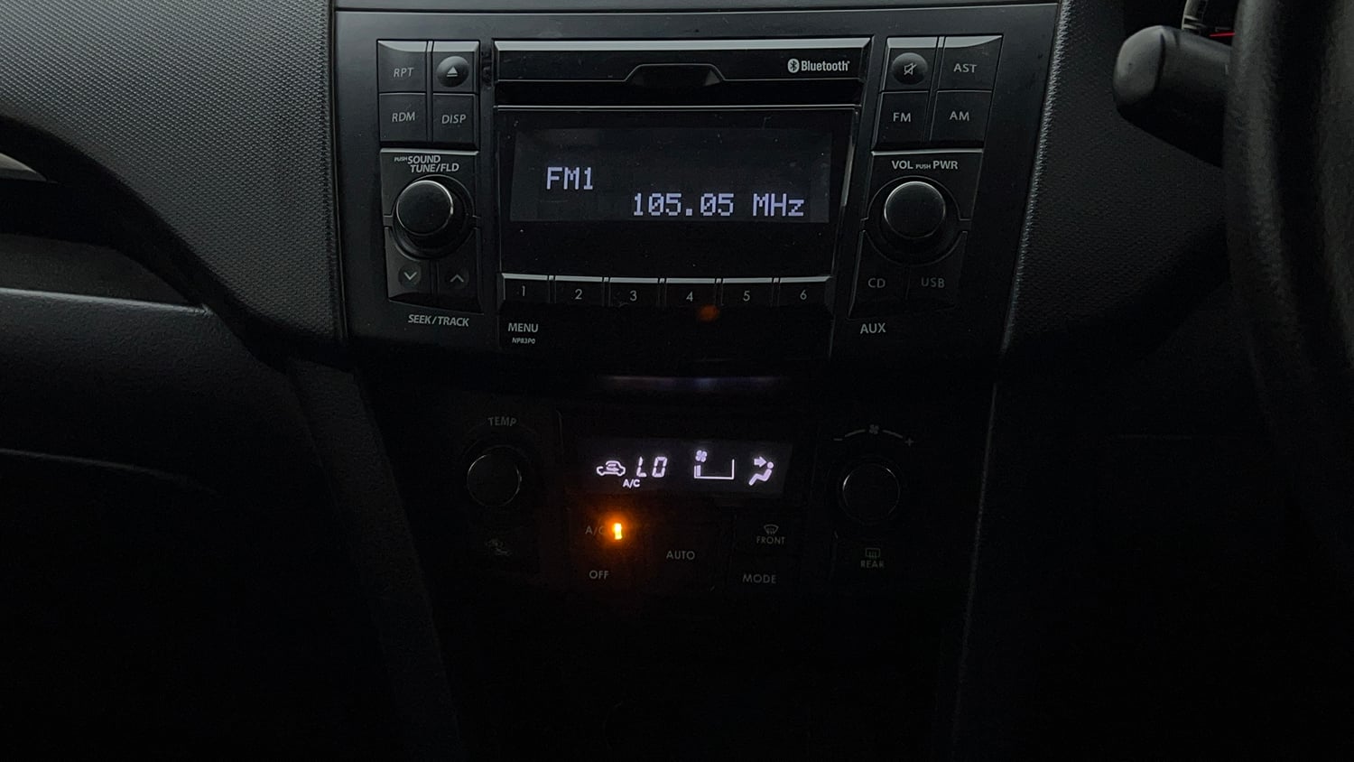 Used 2015 Maruti Suzuki Swift ZXi Petrol Manual top_features Integrated (in-dash) music system