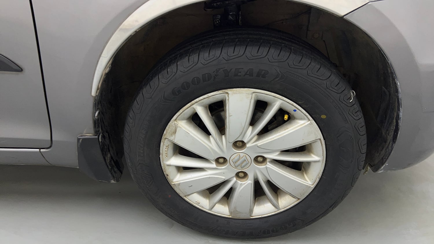Used 2015 Maruti Suzuki Swift ZXi Petrol Manual tyres RIGHT FRONT TYRE RIM VIEW