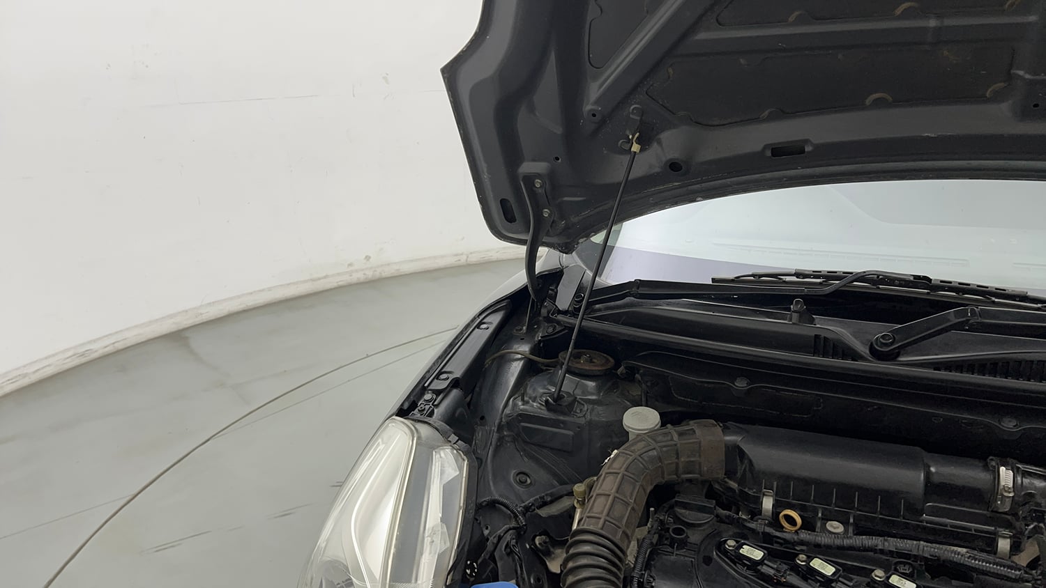 Used 2018 Maruti Suzuki Baleno Zeta 1.2 Petrol Manual engine ENGINE RIGHT SIDE HINGE & APRON VIEW