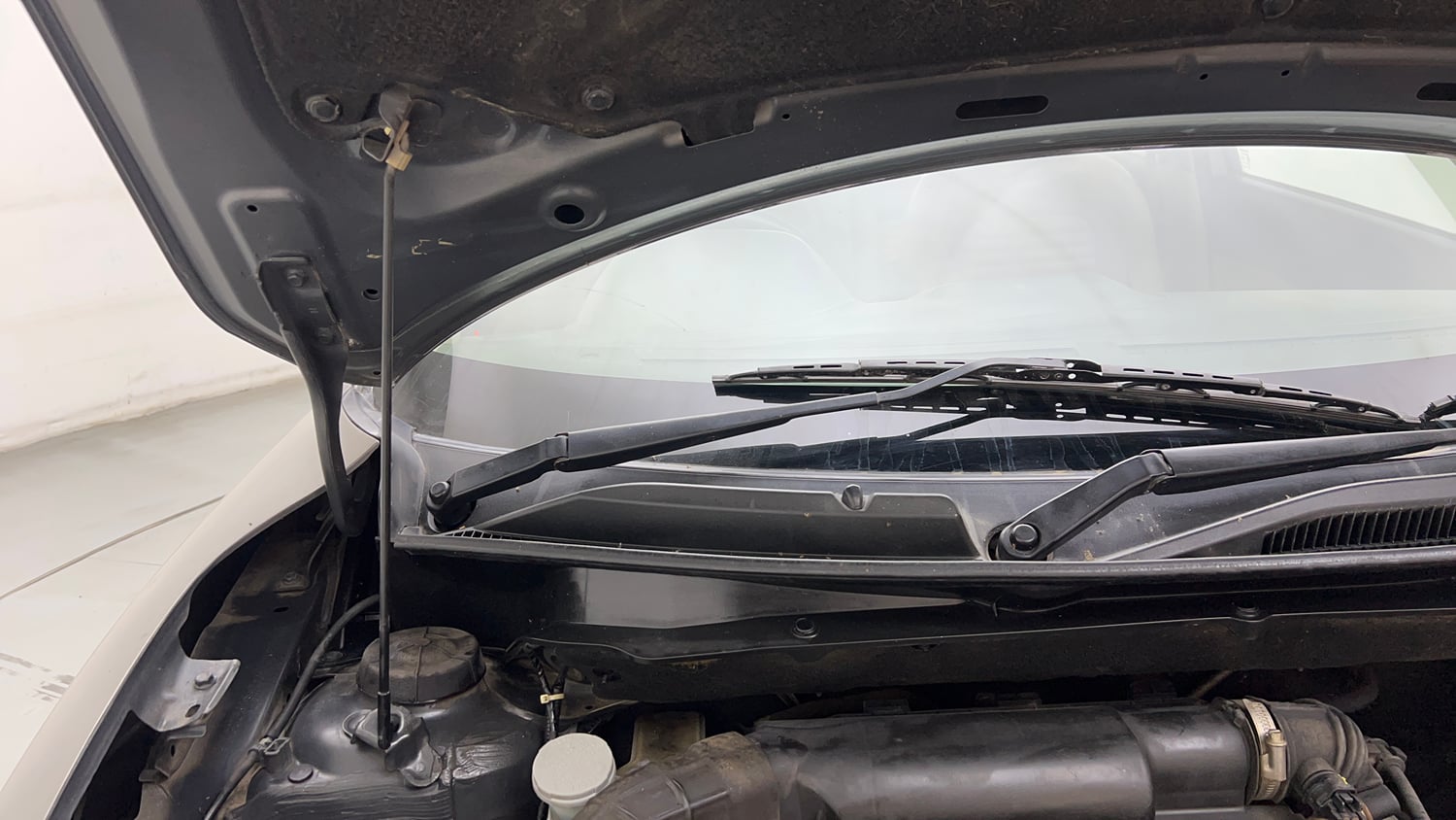 Used 2018 Maruti Suzuki Dzire VXi AMT Petrol Automatic engine ENGINE RIGHT SIDE HINGE & APRON VIEW