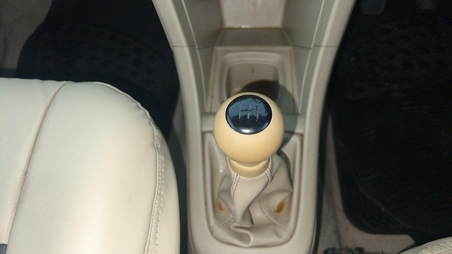 Used 2014 Maruti Suzuki Swift Dzire VDI Diesel Manual interior GEAR  KNOB VIEW