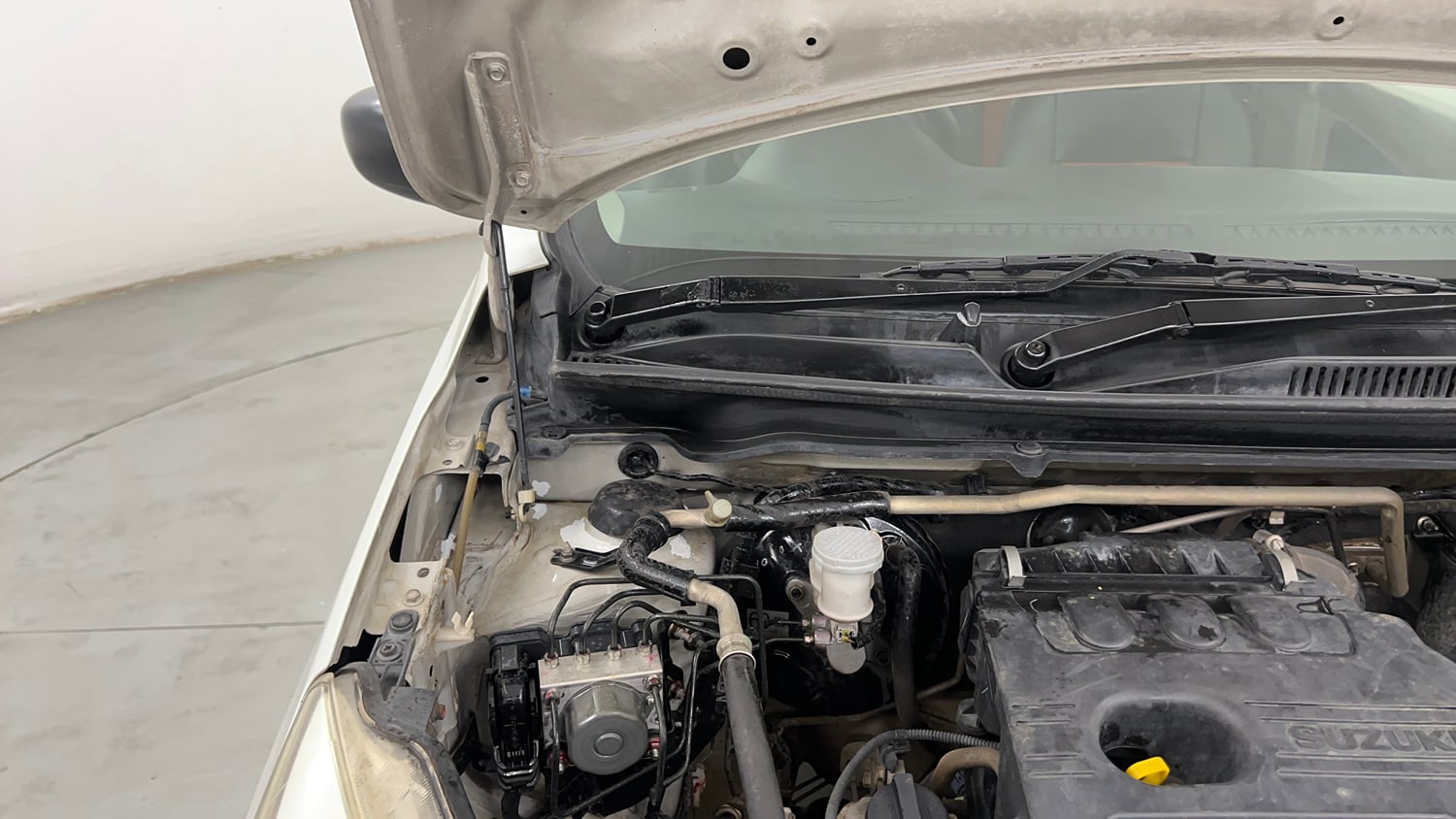 Used 2017 Maruti Suzuki Celerio VXI (O) AMT Petrol Automatic engine ENGINE RIGHT SIDE HINGE & APRON VIEW