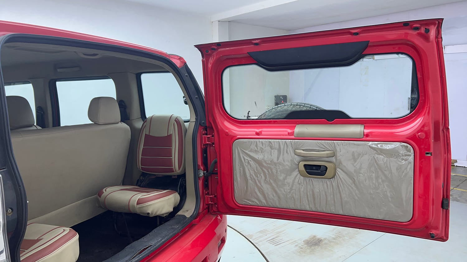 Used 2020 Mahindra TUV300 T4 Plus Diesel Manual interior DICKY DOOR OPEN VIEW