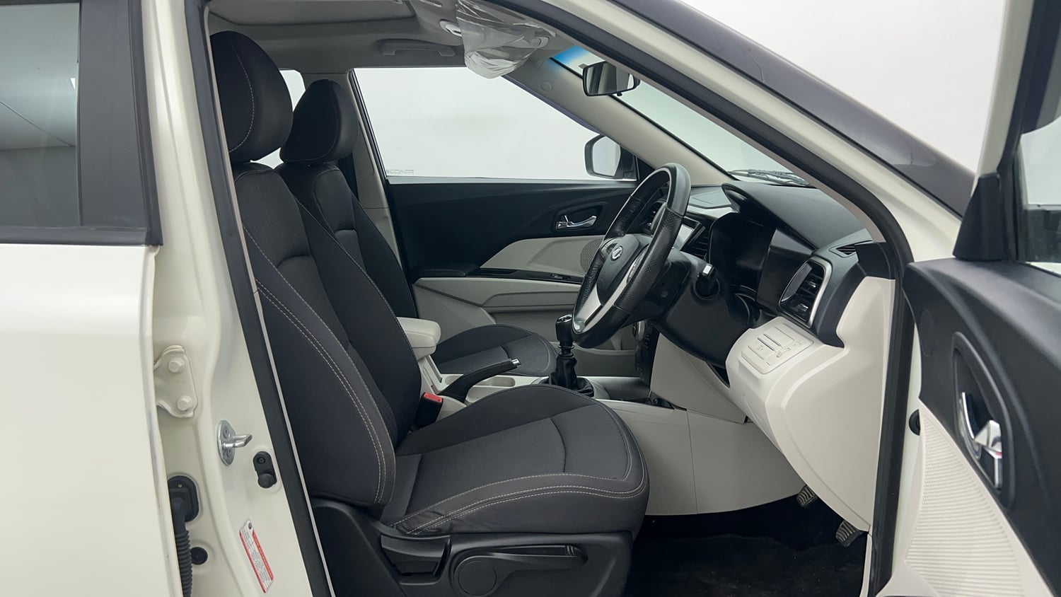 Used 2022 Mahindra XUV 300 W8 1.5 Diesel Diesel Manual interior RIGHT SIDE FRONT DOOR CABIN VIEW