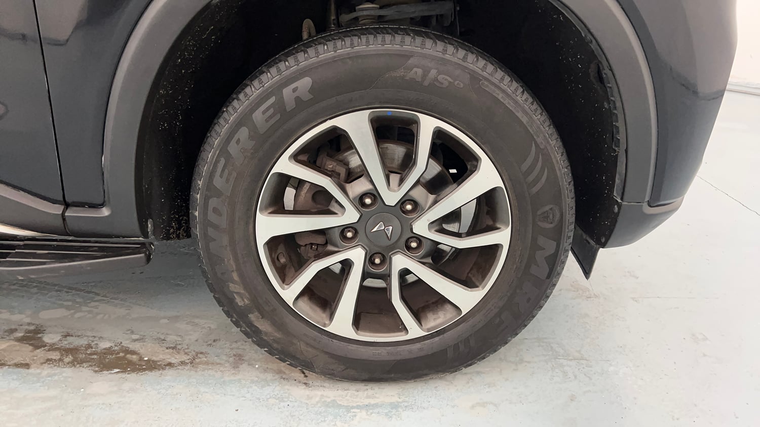 Used 2022 Mahindra Scorpio N Z8 L Petrol AT 7 STR Petrol Automatic tyres RIGHT FRONT TYRE RIM VIEW