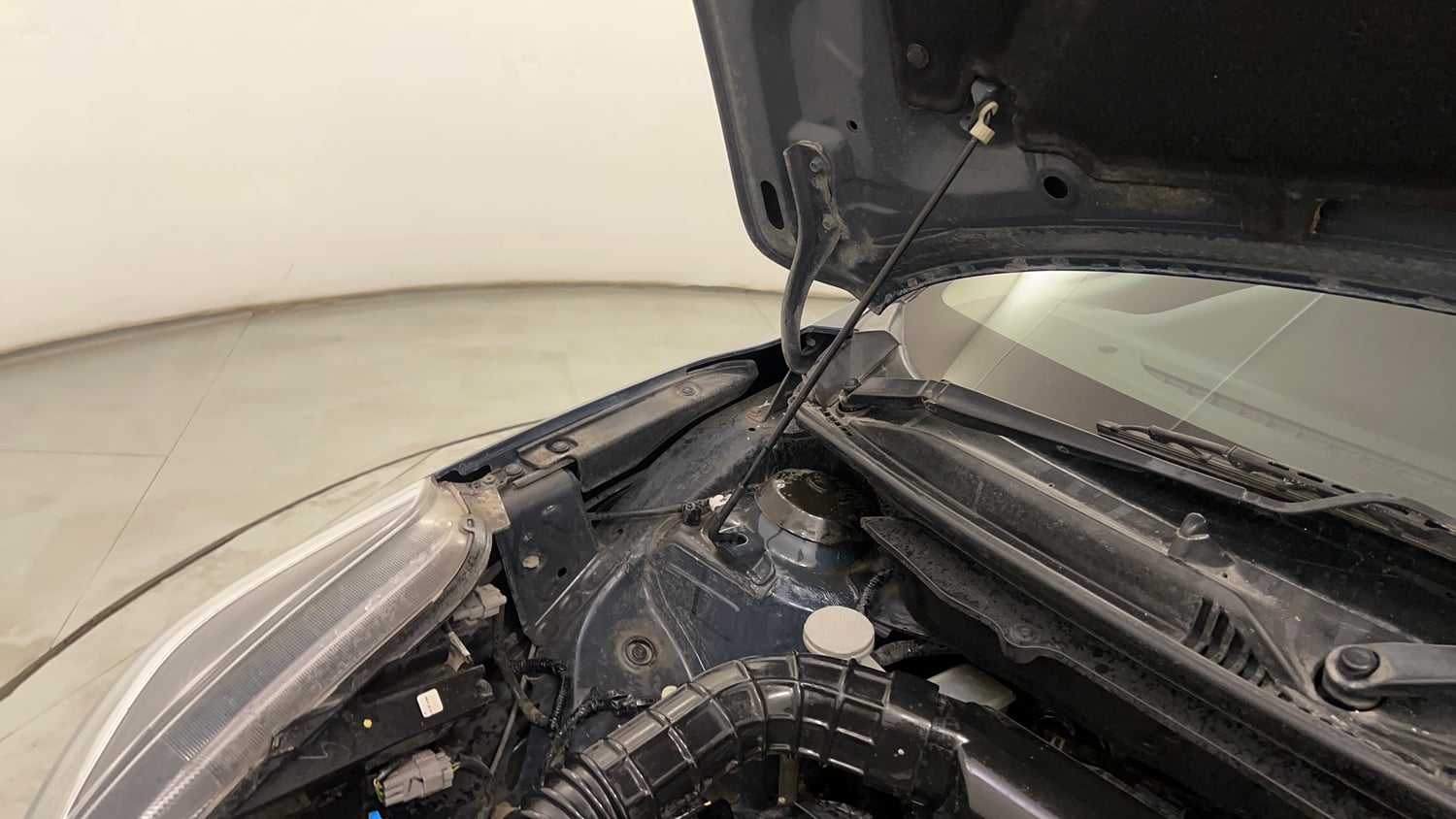 Used 2021 Maruti Suzuki Baleno Zeta Petrol Manual engine ENGINE RIGHT SIDE HINGE & APRON VIEW