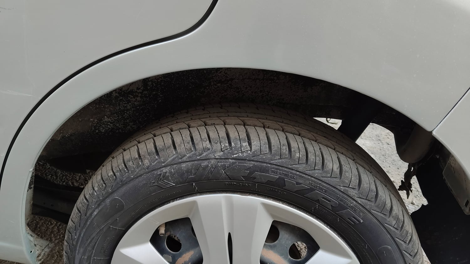 Used 2015 Maruti Suzuki Wagon R VXI Petrol Manual tyres LEFT REAR TYRE TREAD VIEW