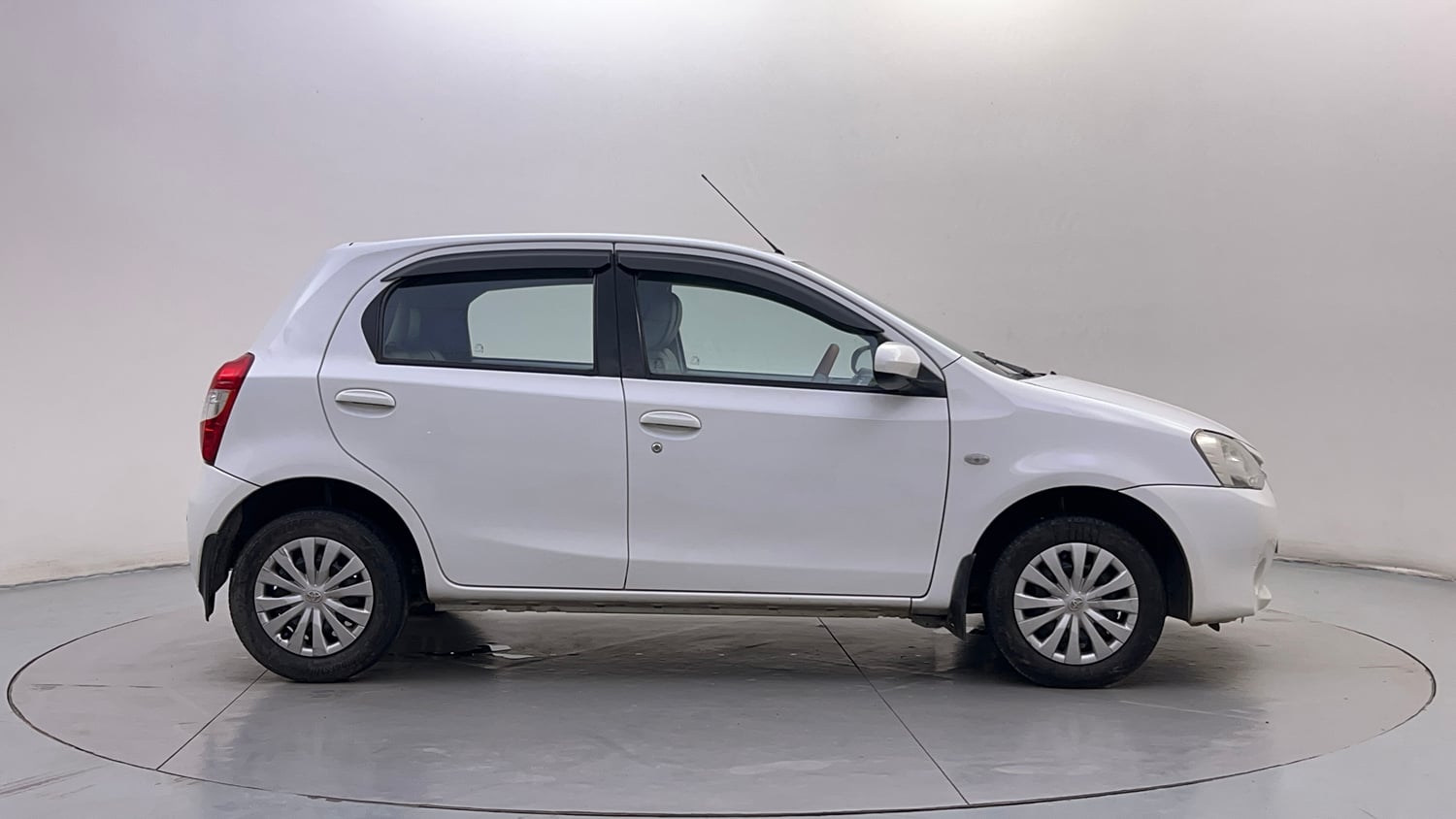 Used 2013 Toyota Etios Liva G Petrol Manual exterior RIGHT SIDE VIEW