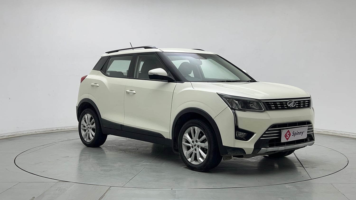 Used 2021 Mahindra XUV 300 W8 1.2 Petrol Petrol Manual exterior RIGHT FRONT CORNER VIEW