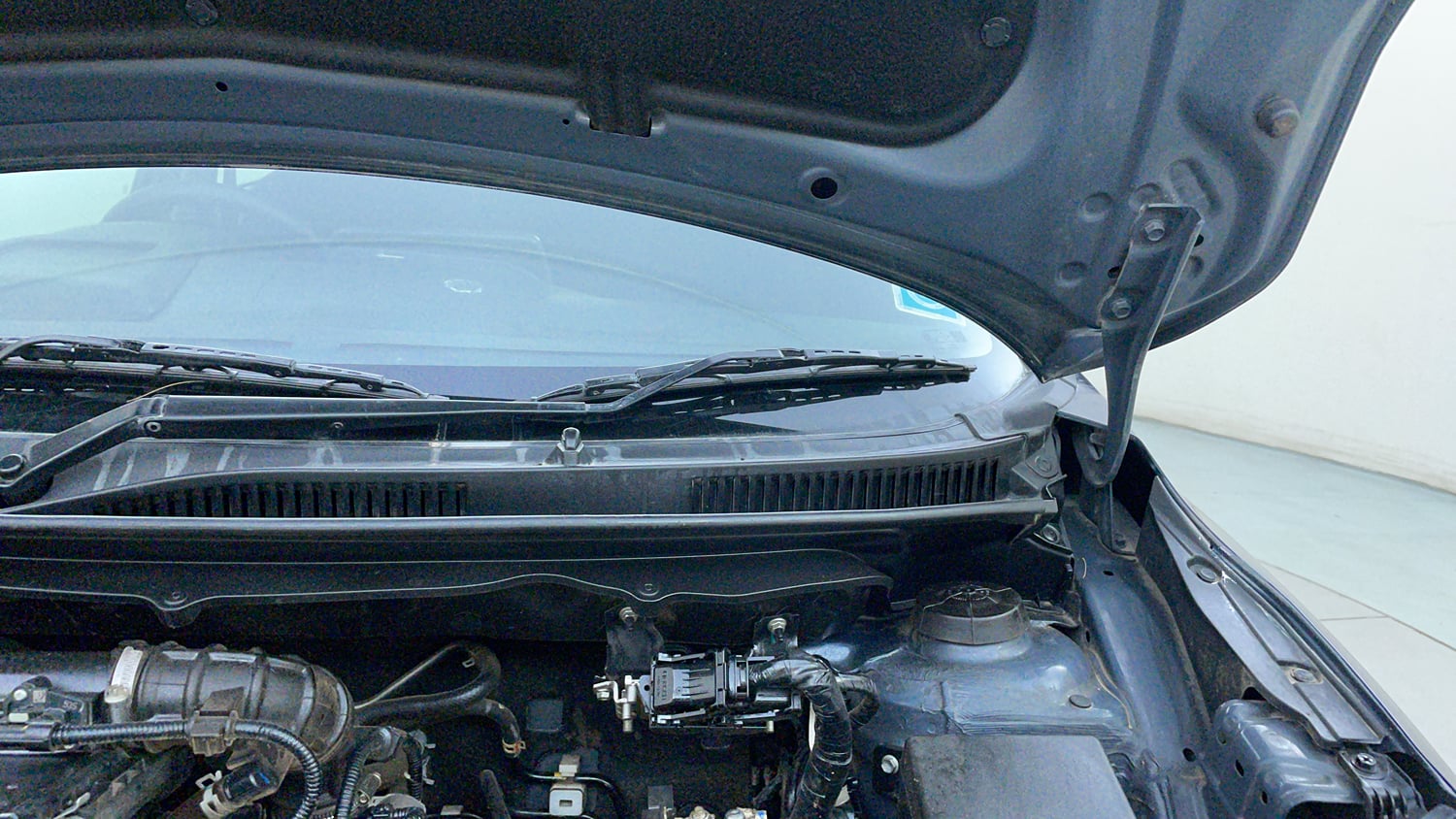 Used 2022 Maruti Suzuki Baleno Alpha AGS Petrol Automatic engine ENGINE LEFT SIDE HINGE & APRON VIEW