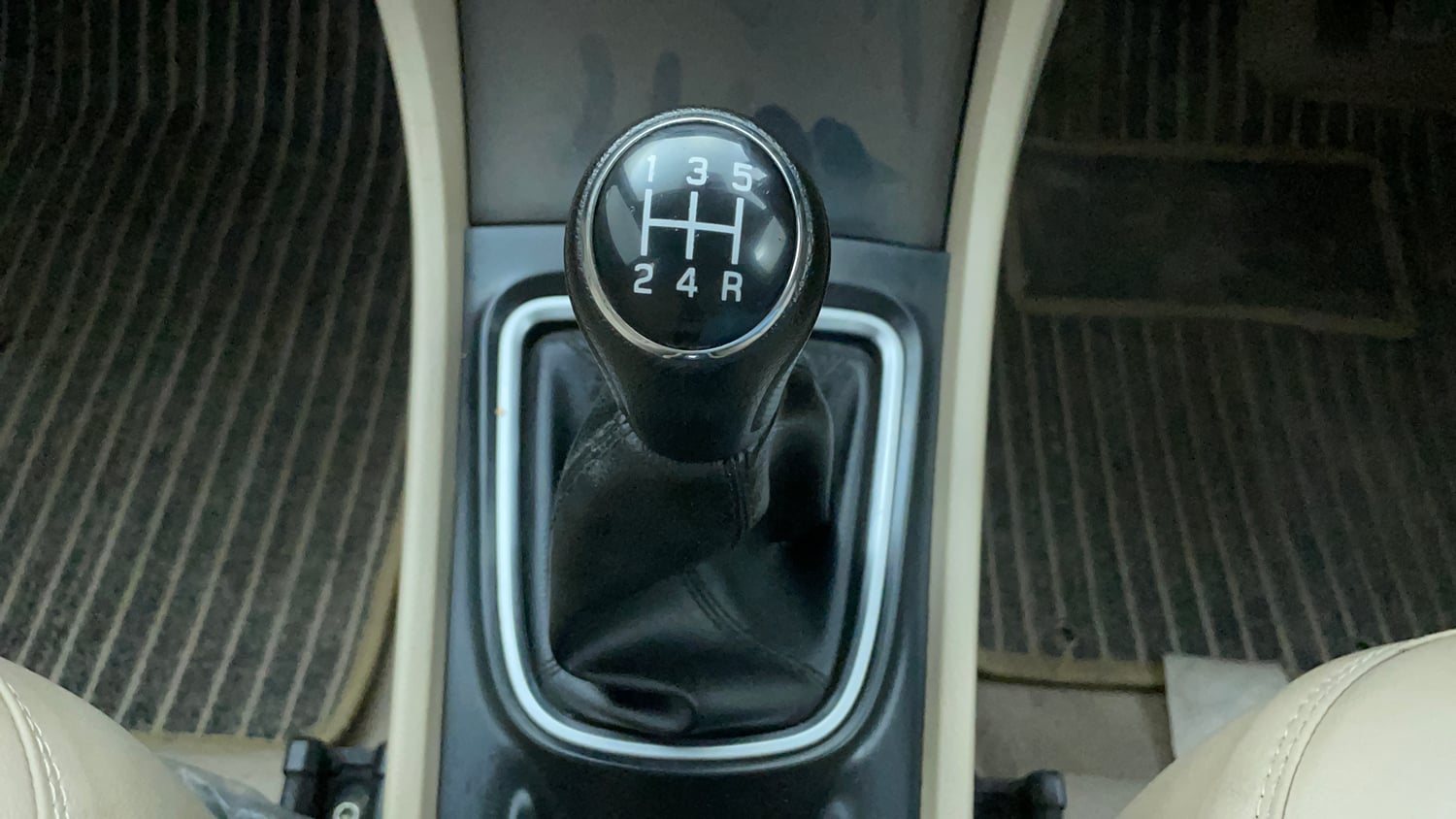 Used 2022 Maruti Suzuki Ciaz Zeta 1.5 Petrol Manual interior GEAR  KNOB VIEW
